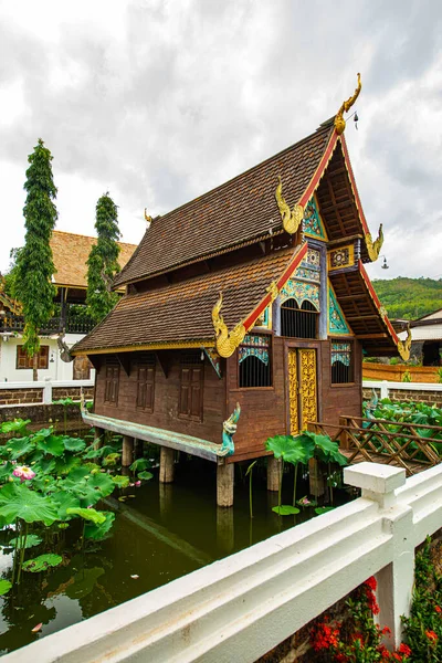 Phuttha Eoen tapınağındaki eski kilise, Tayland.