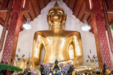 Tayland 'ın Phayao eyaletindeki Si Khom Kham tapınağındaki büyük Buda heykeli.