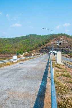 Mae Ngat Somboon Barajı, Tayland Yolu.