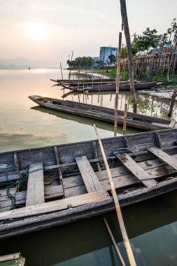 Tayland usulü gölde bir tekne, Tayland
