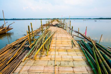 Tayland 'da, gölde Bambu Köprüsü