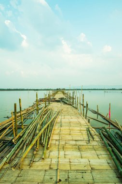 Tayland 'da, gölde Bambu Köprüsü
