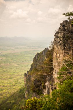 Tayland 'ın Lampang bölgesindeki ağaçlar, mağaralar ve Pan şehri.
