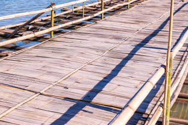 Phayao 'daki Kwan Phayao Gölü' ndeki bambu köprüsü..