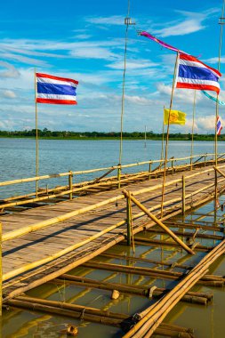 Phayao 'daki Kwan Phayao Gölü' ndeki bambu köprüsü..