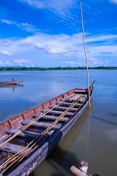 Tayland, Kwan Phayao Gölü 'ndeki yerli Tayland teknesi..