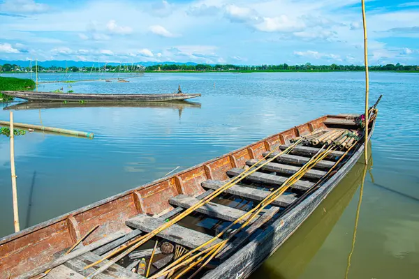 Tayland, Kwan Phayao Gölü 'ndeki yerli Tayland teknesi..
