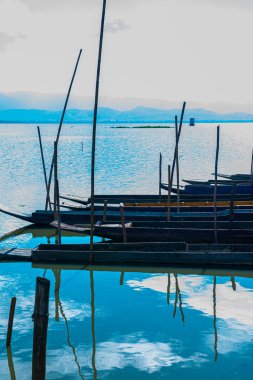 Tayland, Kwan Phayao Gölü 'ndeki yerli Tayland teknesi..