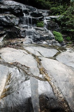 Thailand 'daki Doi Suthep Pui Ulusal Parkı' ndaki Şelaleden.
