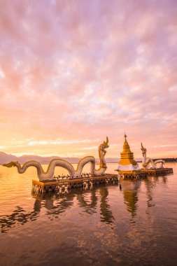 Beyaz Naga heykeli Kwan Phayao, Tayland 'da.