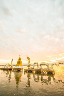 Beyaz Naga heykeli Kwan Phayao, Tayland 'da.