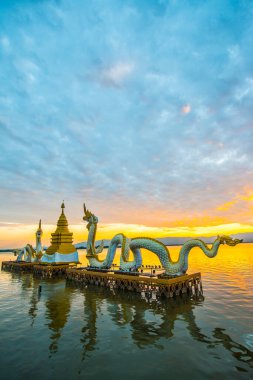 Beyaz Naga heykeli Kwan Phayao, Tayland 'da.