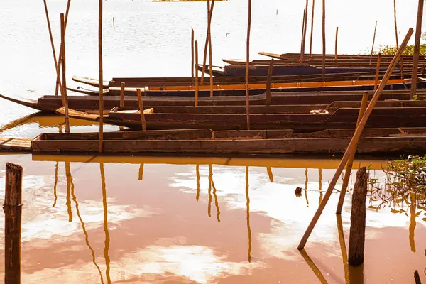 Tayland, Kwan Phayao Gölü 'ndeki yerli Tayland teknesi..