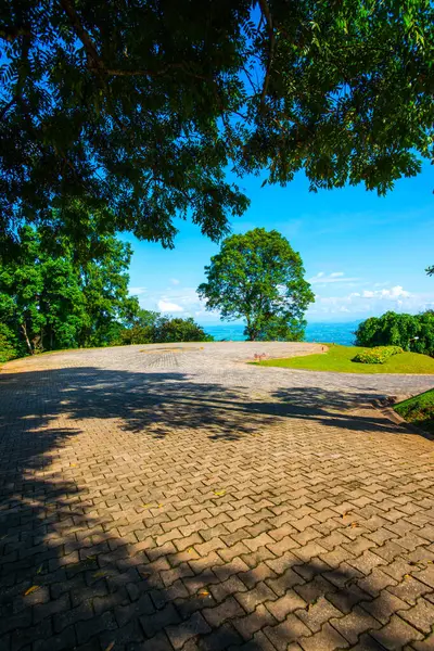 Dağ manzaralı helikopter pisti, Chiang Rai vilayeti..