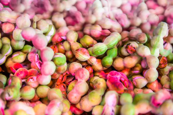 Taze Manila Tamarind Tayland pazarında taze meyve standında