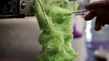 Nakhon Sawan 'da bir sokak satıcısı Bingsu tatlısı yapıyor..