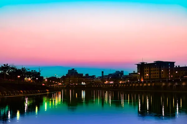 Tayland 'ın Nakhon Sawan ilindeki Chao Phraya Nehri manzarası..