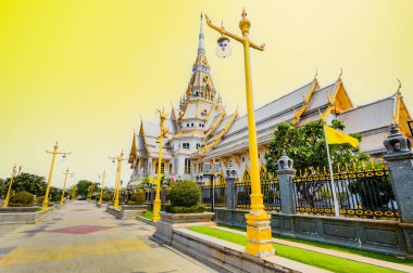 Tayland tarzı güzel bir kilise olan Wat Sothon Wararam Worawihan, Tayland 'da..