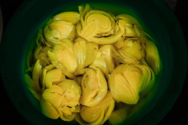 Nakhon Sawan 'ın taze pazarında turşulu hardal yeşilliği. Bu tür yiyecekler Tayland kırsalında yaygın olarak yenir..