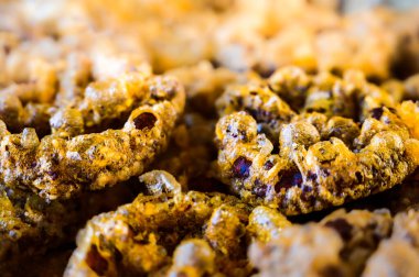 Kızarmış Mung fasulyeli kurabiye ya da Kanom Kong. Bu tür tatlı çeşitli Tayland geleneklerinde yaygın olarak kullanılır..