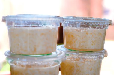Tayland usulü mayalanmış pirinç ya da plastik bardakta Khao Mak. Khao Mak bir çeşit Tayland tatlısıdır, buharda pişmiş glutinöz pirinçten yapılır ve daha sonra un ve maya ile mayalanır..
