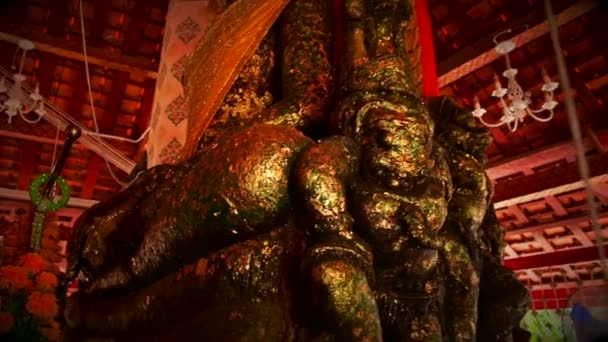 在泰国纳孔萨旺省被尊崇并装饰有金叶的古代佛像 — 图库视频影像
