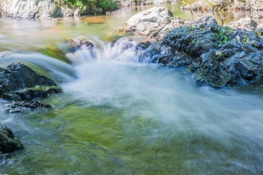 Su Khlong Lan Şelalesinde akıyor, Tayland