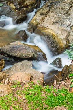 Su Maesa Noi Şelalesi 'nde akıyor, Tayland.