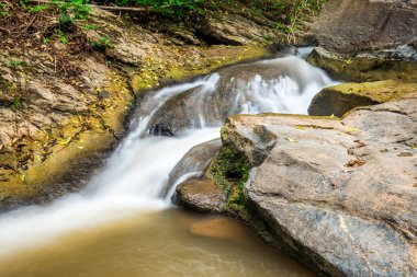 Su Maesa Şelalesinde akıyor, Tayland.