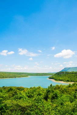 Lamtakong barajının manzarası, Tayland.