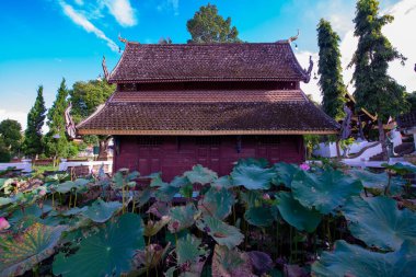 Phuttha Eoen tapınağındaki eski kilise, Tayland.