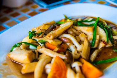 İstiridye sosu, Tayland ile üç mantar karıştırın.