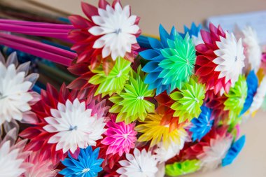 Plastik tüpten yapılmış renkli çiçekler, Tayland