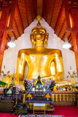 Tayland 'ın Phayao eyaletindeki Si Khom Kham tapınağındaki büyük Buda heykeli.