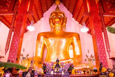 Tayland 'ın Phayao eyaletindeki Si Khom Kham tapınağındaki büyük Buda heykeli.