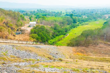 Mae Ngat Somboon Barajı, Tayland Yolu.
