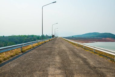 Mae Ngat Somboon Barajı, Tayland Yolu.