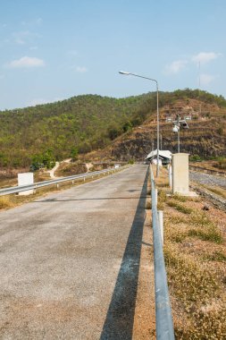 Mae Ngat Somboon Barajı, Tayland Yolu.