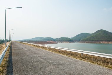 Mae Ngat Somboon Barajı, Tayland Yolu.