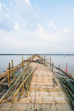 Tayland 'da, gölde Bambu Köprüsü