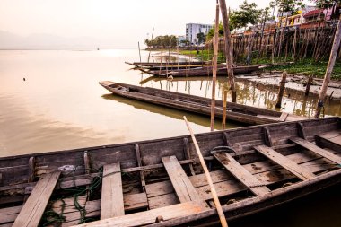Tayland usulü gölde bir tekne, Tayland