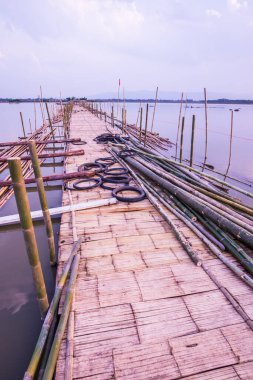 Tayland 'da, gölde Bambu Köprüsü