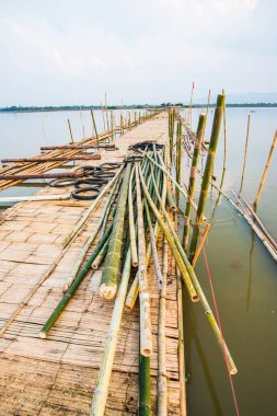 Tayland 'da, gölde Bambu Köprüsü