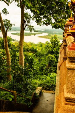 Tayland 'ın Chiang Saen şehrindeki Mekong nehrinin en üst manzarası..