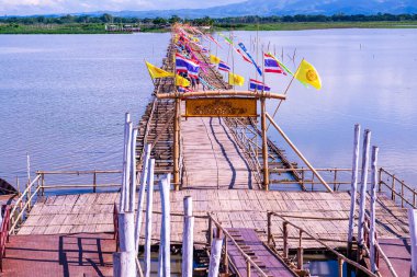 PHAYAO, THAILAND - 2 Haziran 2017: Phayao eyaletinin Kwan Phayao gölündeki bambu köprü.