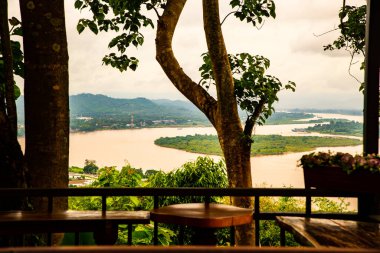 Tayland 'ın Chiang Saen şehrindeki Mekong nehrinin en üst manzarası..