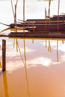 Tayland, Kwan Phayao Gölü 'ndeki yerli Tayland teknesi..