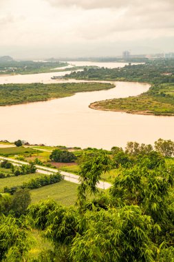 Tayland 'ın Chiang Saen şehrindeki Mekong nehrinin en üst manzarası..