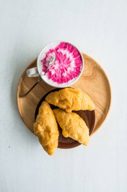 Tayland 'da beyaz masada taze kruvasan ile taze süt.