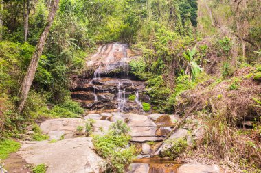 Tayland 'ın Chiangmai eyaletindeki Monthathan şelalesi.